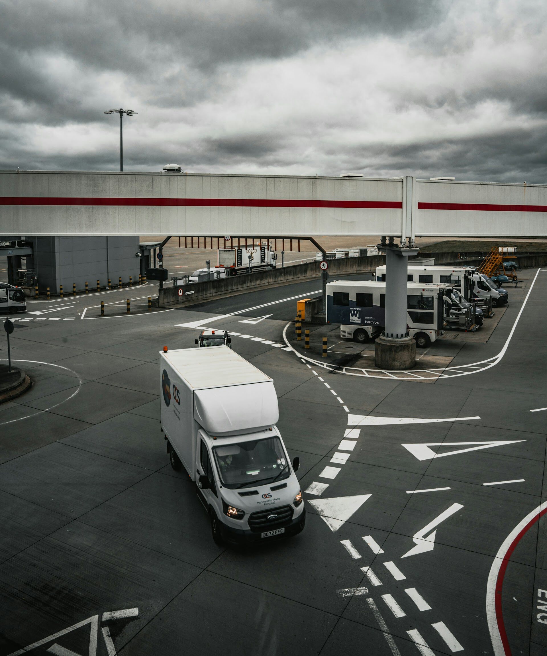 Wysyłka z Polski vs magazyn w UK – kiedy które rozwiązanie się opłaca?